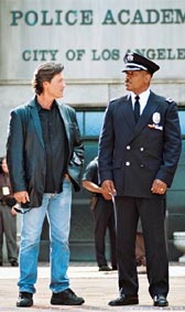 В Америка, полицията се е заела да спазва закона и да защитава невинните. Но на улицата има само един закон, този на джунглата.