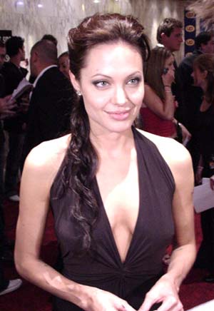 Лара Крофт на премиерата си в Лондон