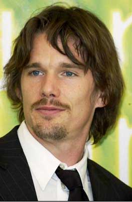 Итън Хоук стана на 33