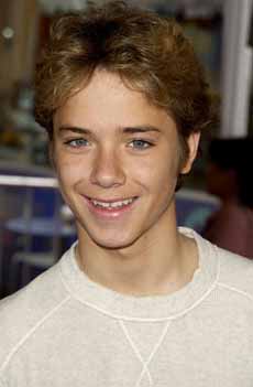 Питър Пан (Джеръми Съмптър) навърши 15