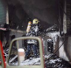 2 загинали и 21 ранени при пожар в 8-етажен блок