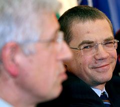Румен Овчаров и вторият човек в ”Газпром” Александър Медведев след подписване на договора в средата на април 2006 г.