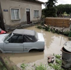 Гражданска защита отводни 30 къщи и 3 блока в Етрополе