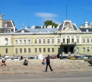 Паметникът ще бъде издигнат на пл. Ал. Първи - между бивиия Партиен дом и НХГ