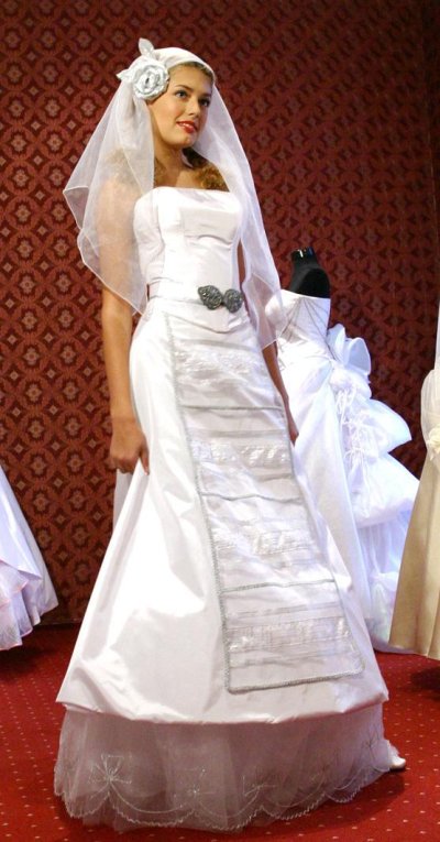 Мис България 2004 Гергана Гунчева е още твърде малка, за да мисли за брак. Въпреки това тя е неотразима в бяло.