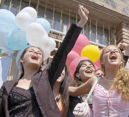 Бургаската майка Тереза облича абитуриенти