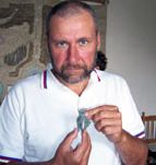 Професор Овчаров държи открита уникална статуетка