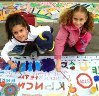Деца рисуват на асфалта послания за безопасно движение по пътищата