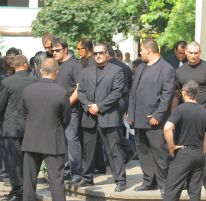 Обичайна гледка на частни охранители