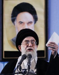Аятолах Али Хаменей пред портрета на предшественика му аятолах Хомейни