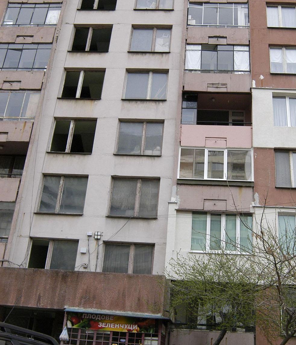 Наемитe в панелните блокове също скочиха