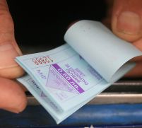 Белезници на кондуктор заради глобяване на полицай