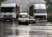 Дъжд блокира много пътища в Западна България