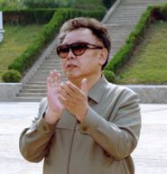 Севернокорейският лидер Ким Чен Ир се радва на войсковите постижения на страната си