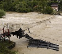 Водите на Искър отнасят въжен мост