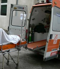 Тийнейджър разби главата на съученичка със стол