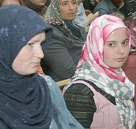 Малки момичета ходят на училище в Пазарджик с кърпи на главите (снимка архив)
