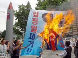 Разгневени южнокорейци палят северокорейски флаг