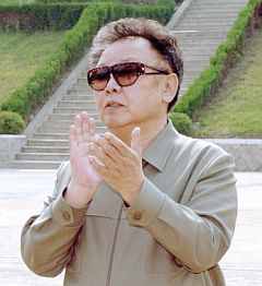 Севернокорейският лидер Ким Джонг ръкопляска по време на военно учение
