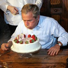 Президентът Буш духна 6 свещички на 60-я си рожден ден
