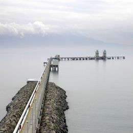 Тръбите, които минават по дъното, са тройно подсигурени