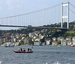 Истанбулски ферибот с 449 души удари кораб