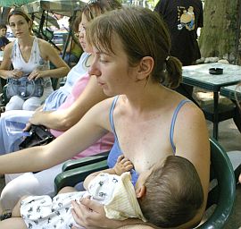 Все повече жени вярват в ползите от кърменето