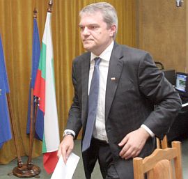 Вътрешният министър уволни трима подчинени за имотни измами