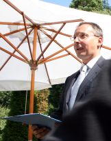 Сергей Станишев под слънчевия чадър на тройната коалиция