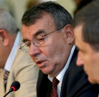 Тънки глоби за E.ON и EVN, Овчаров иска милиони