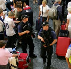 Въоръжени полицаи сред множеството на лондонските летища
