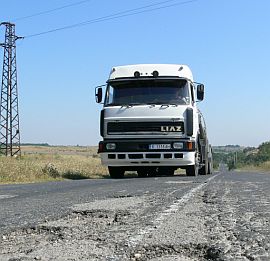 ТИР се блъсна в къща и уби жена