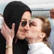 Боно от U2 претърпя спешна операция на гръбнака
