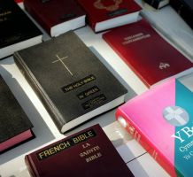 Човекът се е захванал да преразкаже Библията чрез съобщения в ”Туитър”