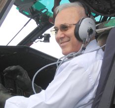 Министър Близнаков с радост изпробва новите хеликоптери ”Кугар”