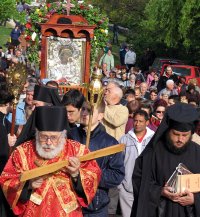 Стотици придружиха чудотворната икона на Бачковския манастир