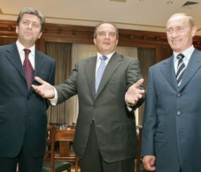 Георги Първанов, Константин Караманлис и Владимир Путин при подписване на меморандума за нефтопровода миналата година