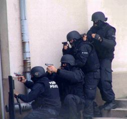 Спецполицаите са провеждали акция по задържане на банда лихвари