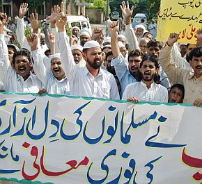 Мюсюлмани в Пакистан протестират срещу думите на Папа Бенедикт XVI, че Пророкът е донесъл само зло на хората