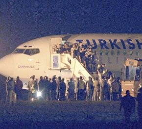 Пътниците слизат от самолета след като похитителите се предадоха