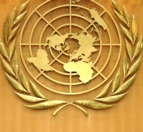Емблемата на ООН в пленарната зала в сградата на организацията в Женева
