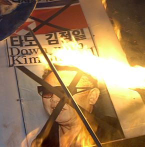 Южнокорейци запалиха портрети на севернокорейския президент в знак на протест