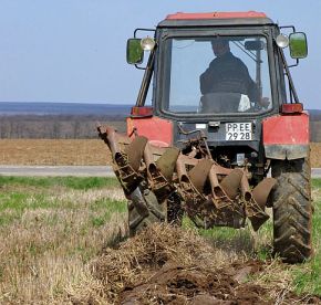 Фермерите от Крушари преместиха машините си пред общината