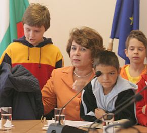 Масларова ще спасява децата, ”забравени” в Домовете