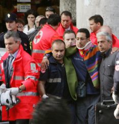 Един загинал, 100 са ранени при сблъсък в римското метро