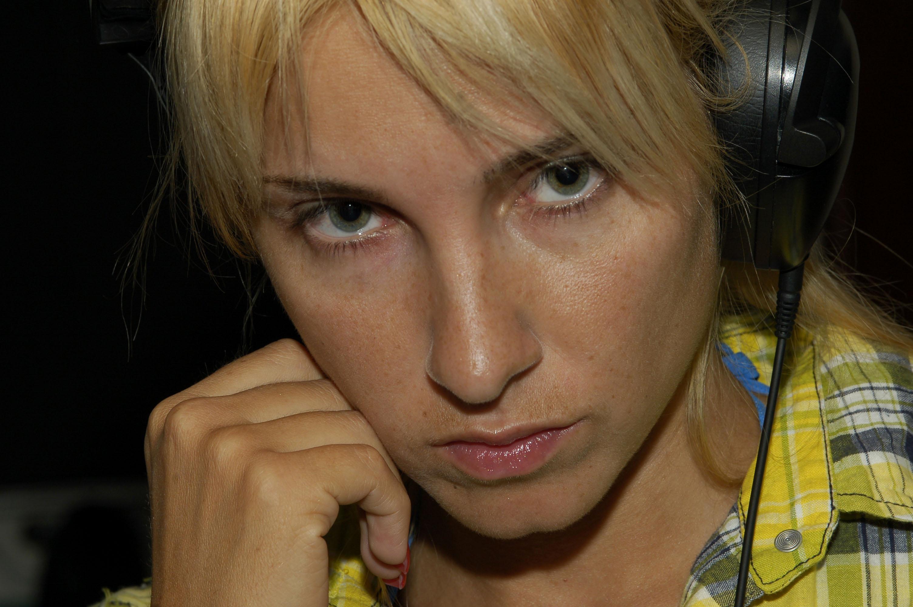 Къде изчезна бившата беквокалистка на Слави Алекс Раева