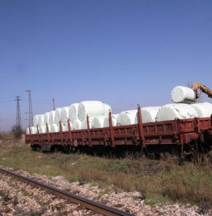 Пробно товарене на балите от Кремиковци на влак