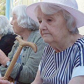 Предлагат министър Масларова сама да гледа възрастните хора в домовете