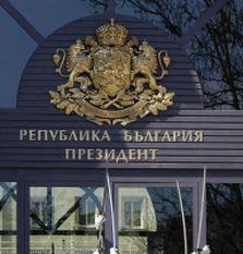 Мошеникът си преправял гласа на женски и се представял за сътрудничка на съпругата на президента