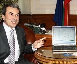 Пламен Орешарски демонстрира бюджет'07, в който се заложени буфери за непредвидени ситуации